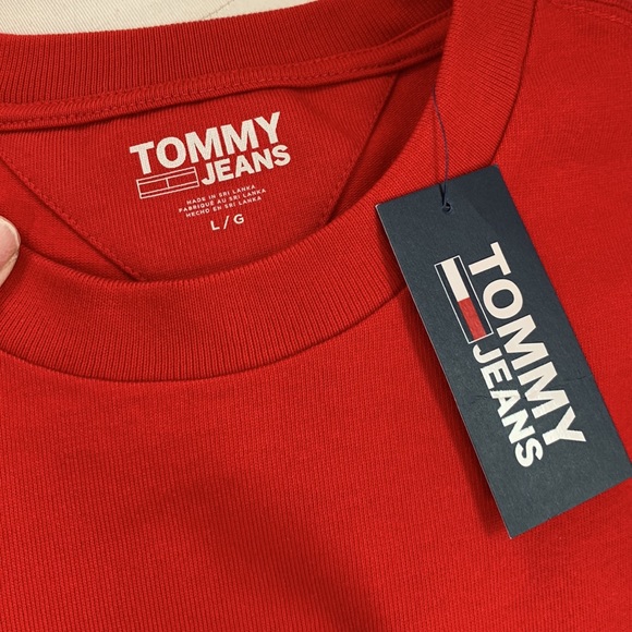 Tommy Hilfiger mens NWT red heavyweight 100% cotton tee with logo patch. - Picture 3 of 4